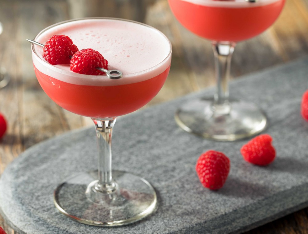 Meravigliosa presentazione di cocktail analcolico alla fragola in coppa. Corso Studio Aschei come fare i cocktail