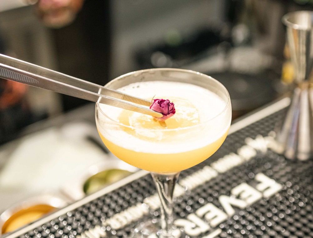 Bicchiere a coppa con cocktail di coloro giallo acceso fatto da Studio Aschei al corso cocktail