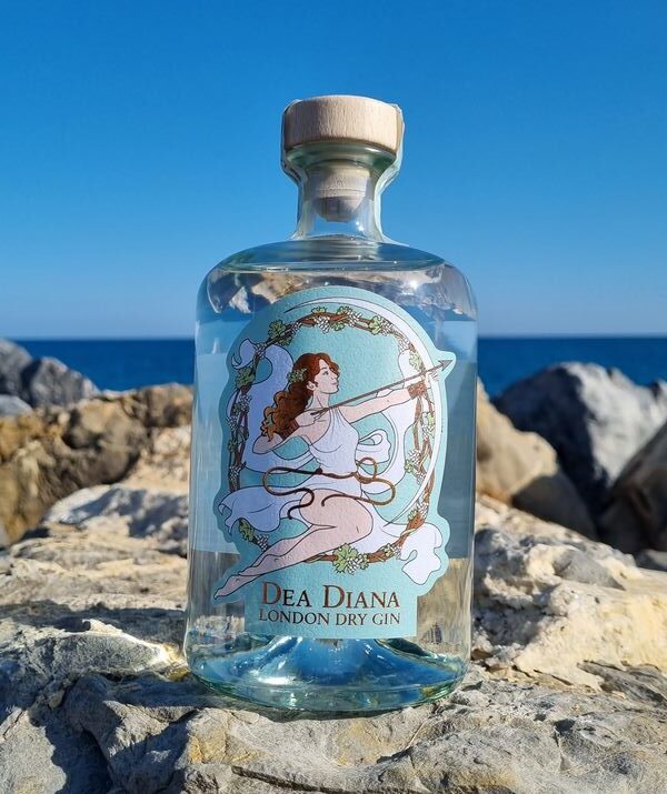 foto della bottiglia rotondai del gin deadiana creato dalla start up formata da studio aschei